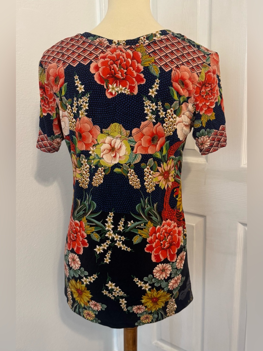 Johnny Was Dragona Bright V-Neck Swing Tee Asian Boho Artsy Soft Stretch XS - Picture 3 of 9
